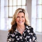 Lisa Kelly, Agent